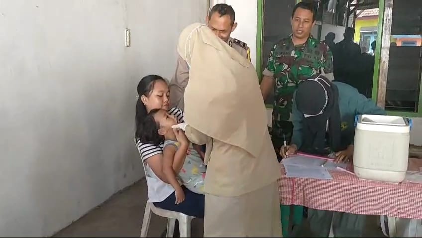 Babinsa Balearjosari Laksanakan Pendampingan Imunisasi&nbsp;Polio