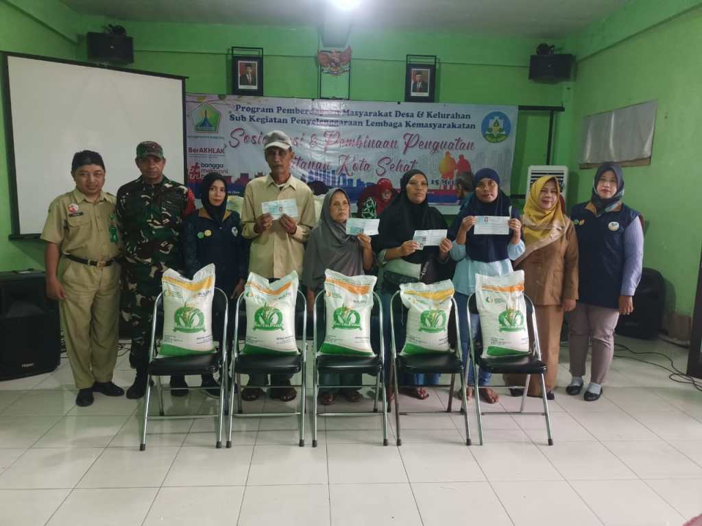 Babinsa Koramil Klojen Dampingi Pendistribusian PKH Tahun&nbsp;2024