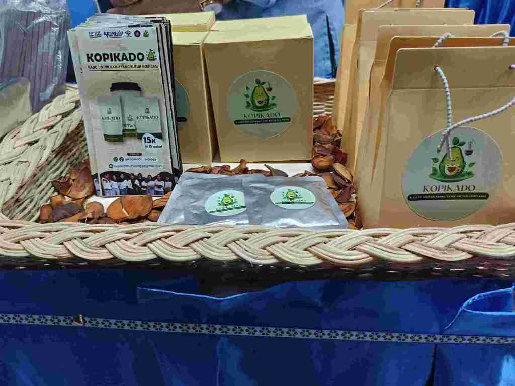 Expo Hasil Riset dan Inovasi Mahasiswa Prodi D IV Akuntansi Manajemen Polinema Produksi Kopi dari Biji Alpukat