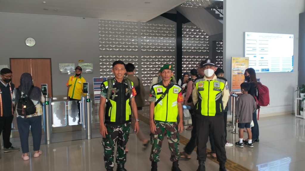 Babinsa Koramil Klojen Memantau Keamanan Stasiun Kota Malang