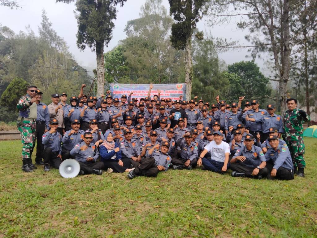 Babinsa Koramil 0833/04 Sukun Meningkatkan Kapasitas Satlinmas Kelurahan&nbsp;Karangbesuki