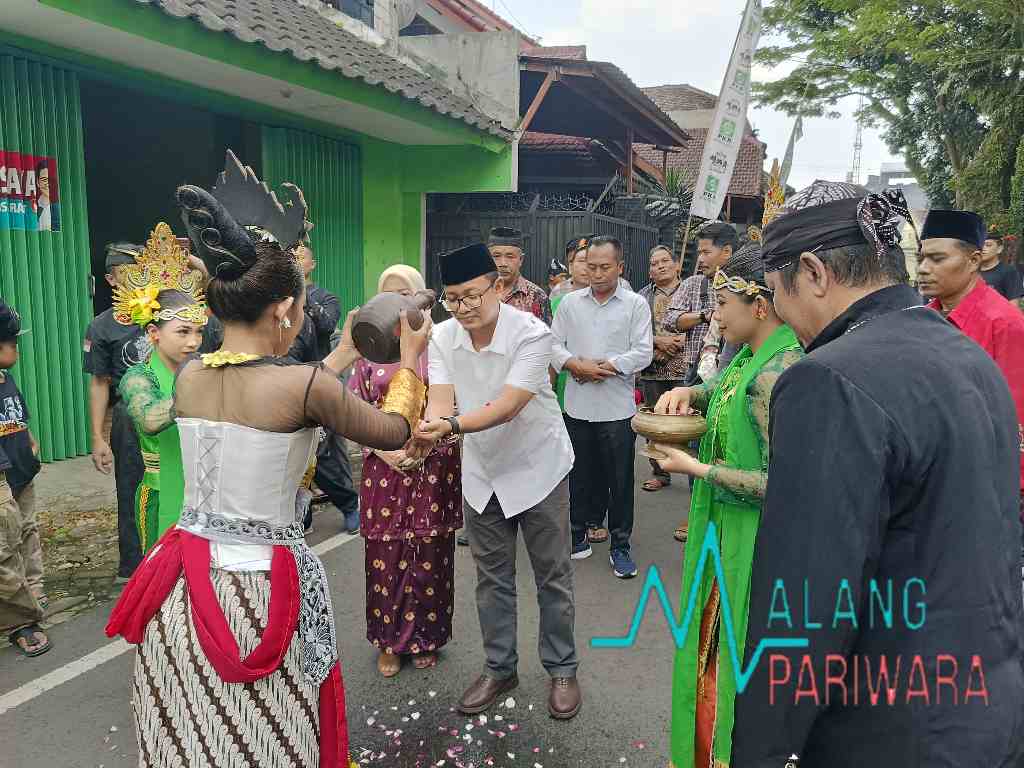 Jalani Ritual Budaya di Dampingi Ibunda (Nyai), Gus Farih Daftar N2 Ke&nbsp;PKB