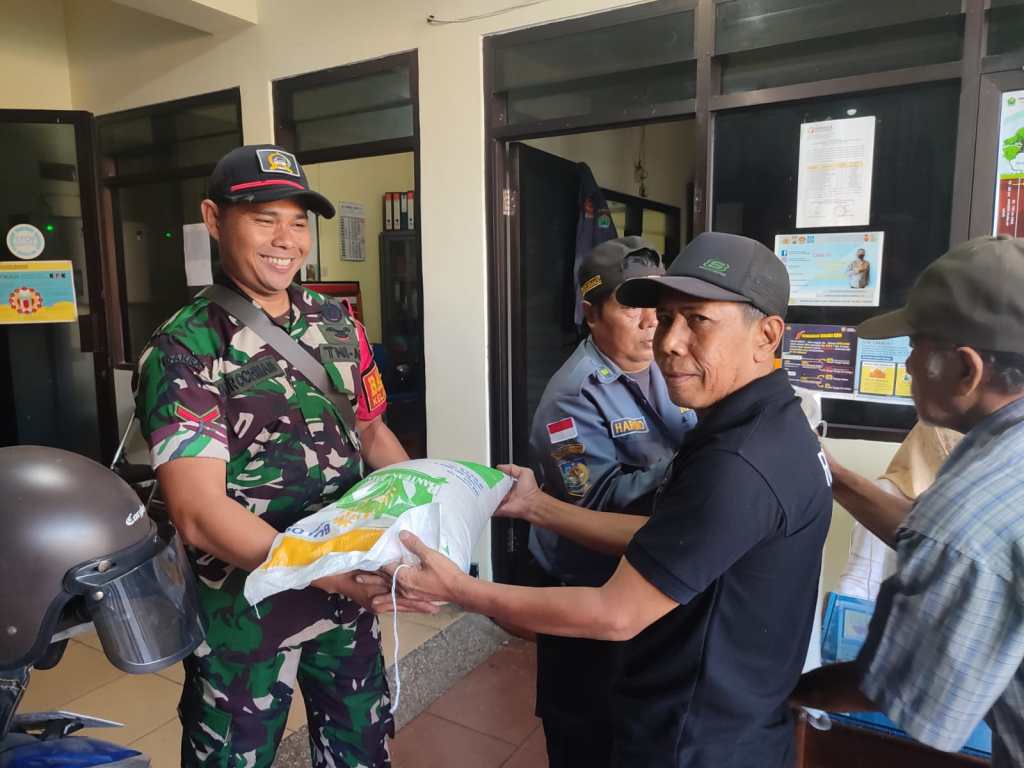 Babinsa Koramil 0833/02 Kedungkandang Dampingi Penyaluran Bantuan&nbsp;Pangan