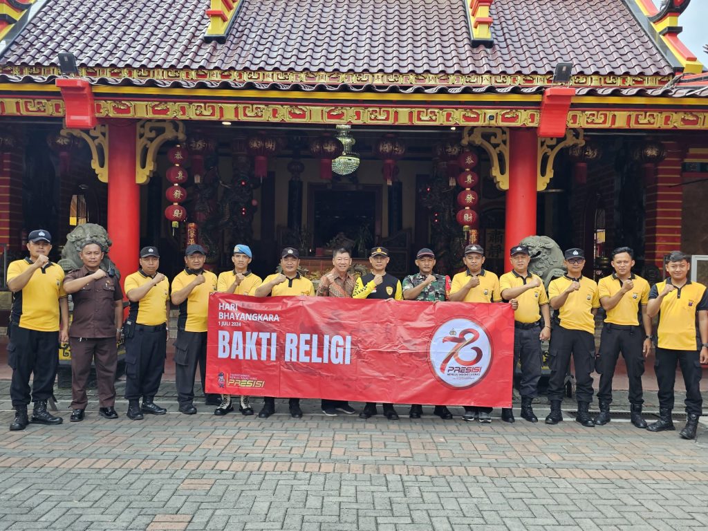 Babinsa dan Babinkamtibmas Bersihkan Klenteng Eng Ang Kiong Peringati Hari Bhayangkara&nbsp;Ke-78