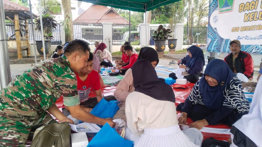 Babinsa Koramil 0833/Klojen Dampingi Pelatihan Batik Shibori Bagi Penyandang&nbsp;Disabilitas