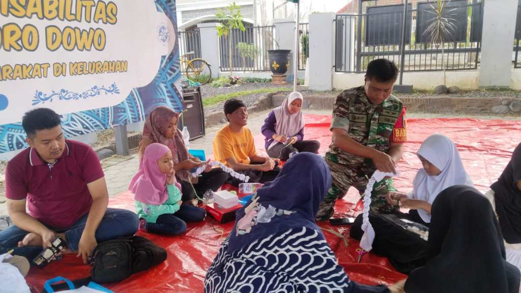 Babinsa Koramil 0833/Klojen Dampingi Pelatihan Batik Shibori Bagi Penyandang&nbsp;Disabilitas