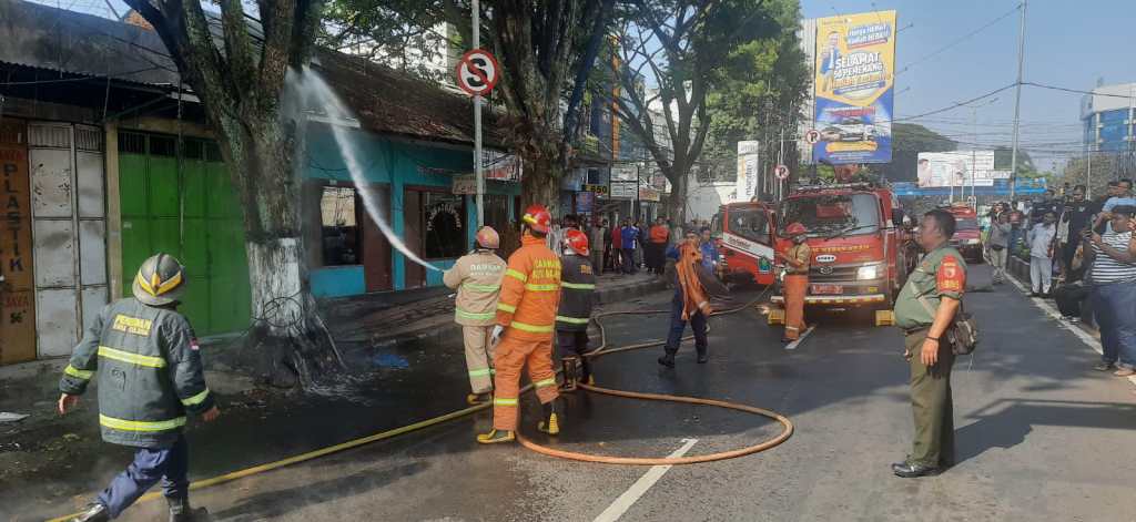 Babinsa Koramil 0833/Blimbing Tanggap Bencana Kebakaran&nbsp;Rumah