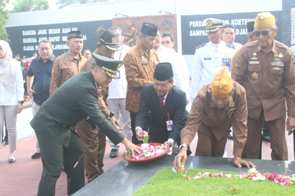 Dandim 0833/Kot Malang Pimpin Upacara Tabur Bunga di Monumen Pahlawan TRIP Kota&nbsp;Malang