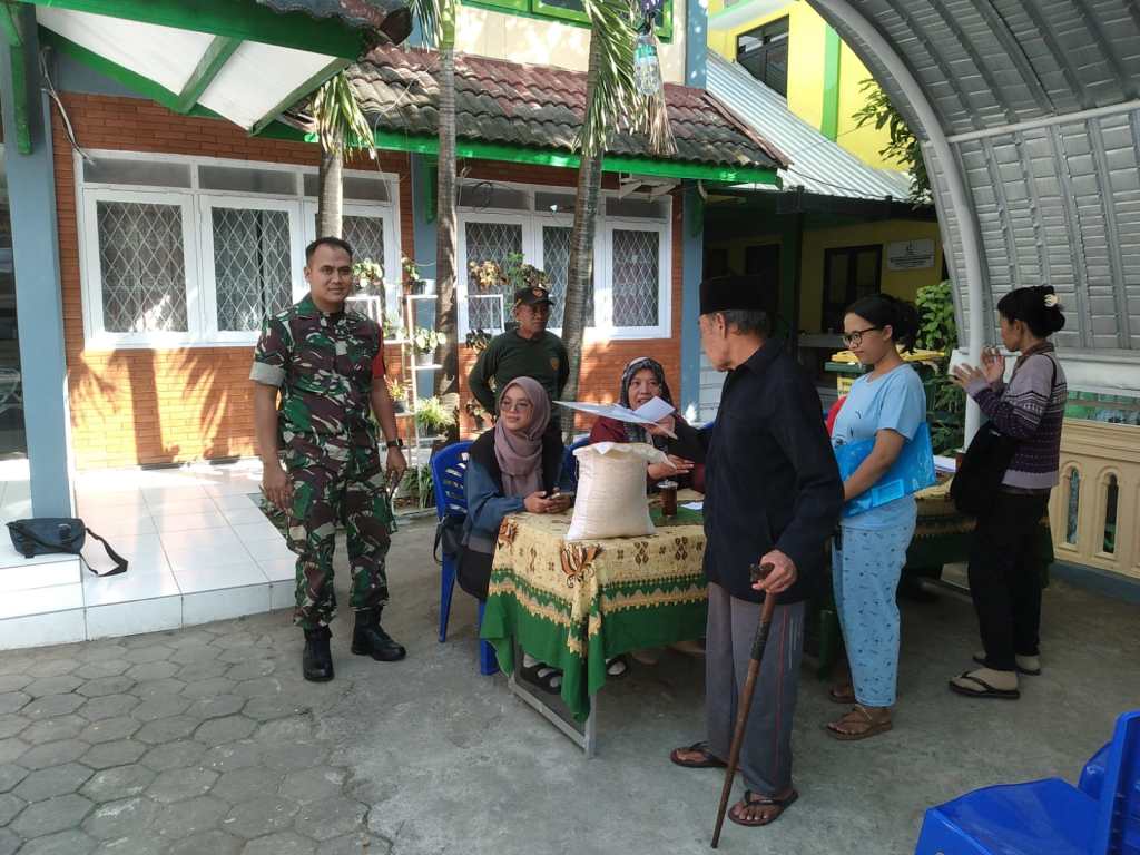 Babinsa Ketawanggede Dampingi Penyaluran Bantuan Pangan bagi 101&nbsp;KPM