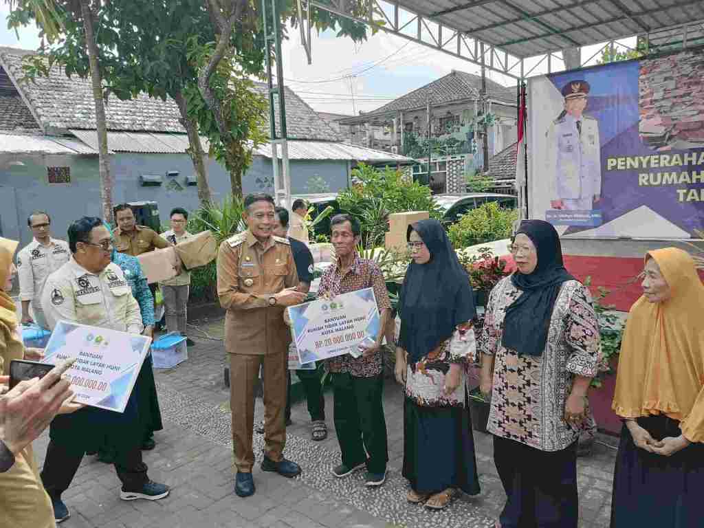 Pj Walikota Malang Serahkan Bantuan Bedah Rumah Secara Simbolis kepada 8 Penerima&nbsp;Manfaat