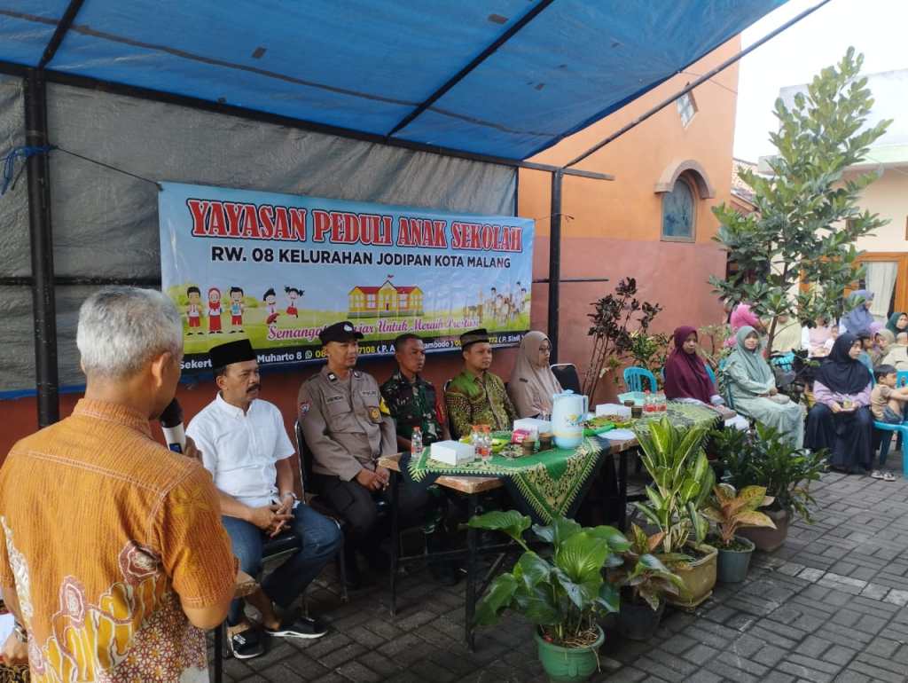 Babinsa Koramil 0833/Blimbing Dampingi Pemberian Santunan dari Yayasan Peduli Anak&nbsp;Sekolah
