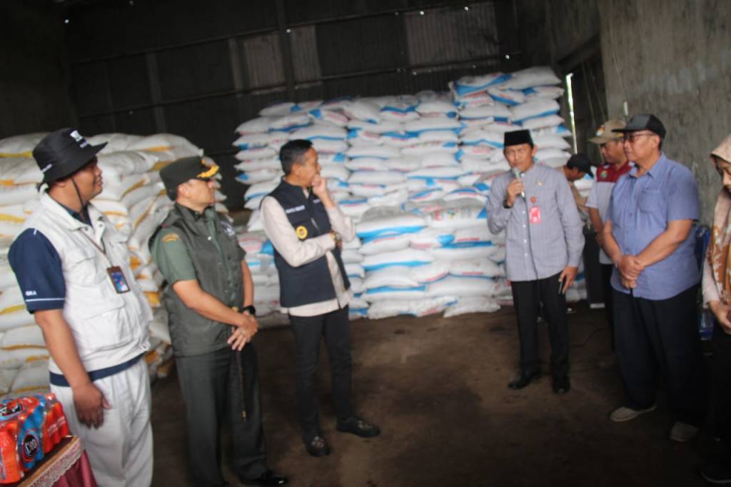 Dandim 0833 Dampingi Pj. Wali Kota Malang Tinjau Ketersediaan Pupuk&nbsp;Bersubsidi