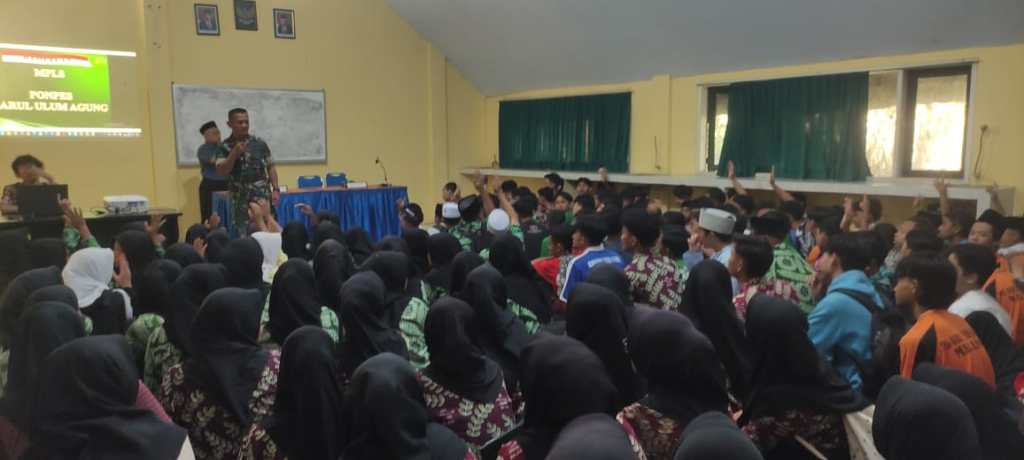 Danramil Kedungkandang Tanamkan Wasbang pada Siswa Baru SMA & SMP Darrul Ulum&nbsp;Agung