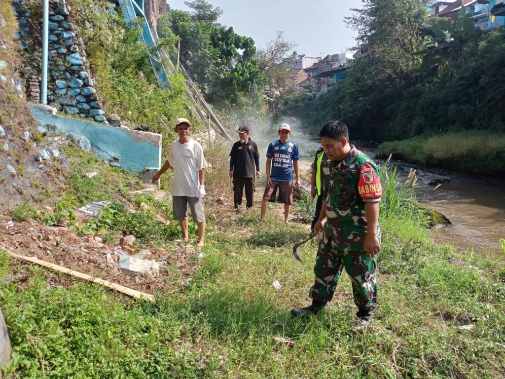 Jadi Pelopor Babinsa, Linmas, Ajak Warga Bersinergi Bersihkan Bantaran Sungai&nbsp;Brantas.