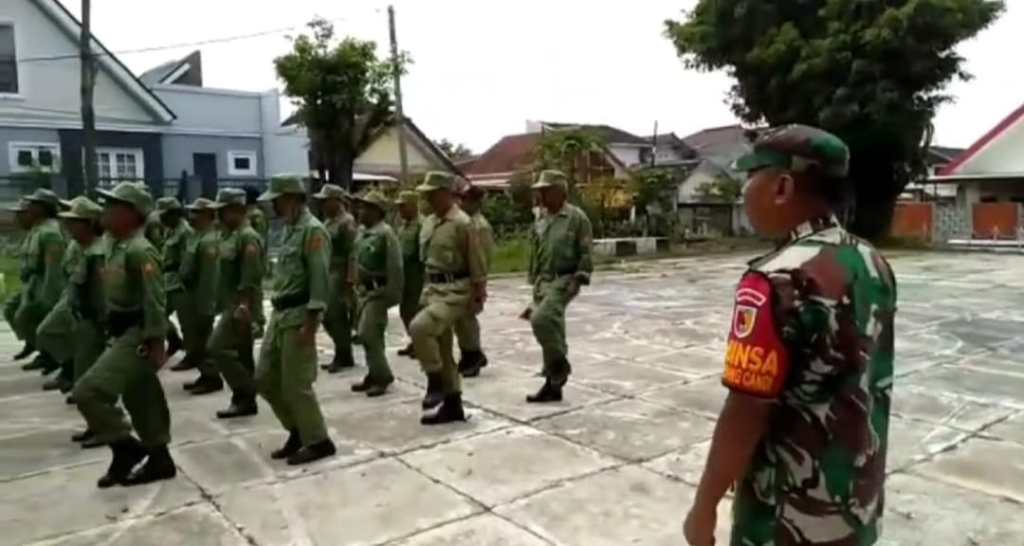 Babinsa Sukun Berikan Pelatihan Baris-Berbaris kepada Linmas&nbsp;Pisangcandi
