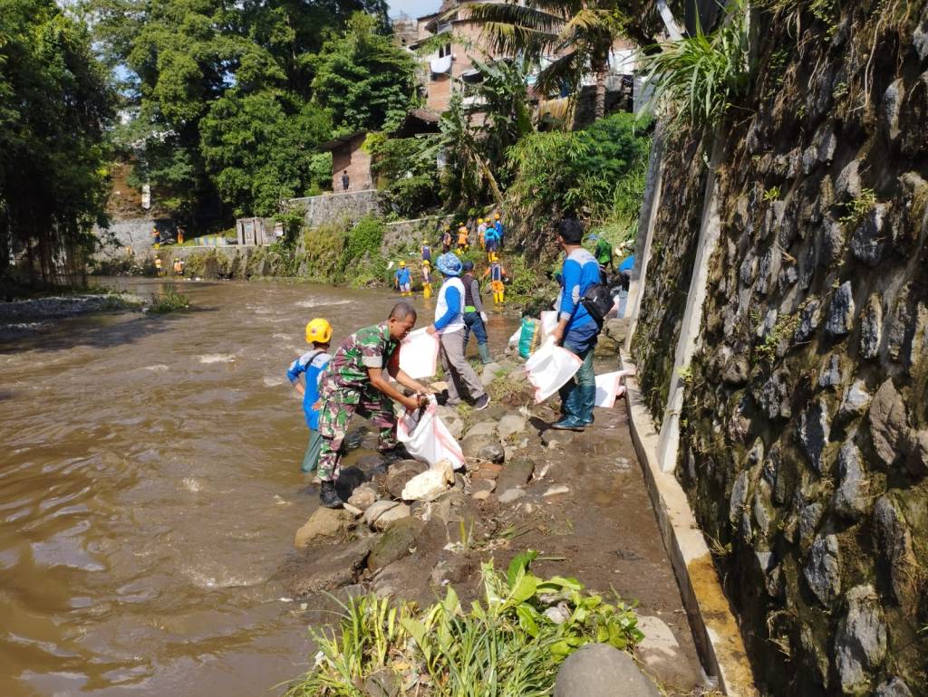 Babinsa Blimbing Bersama Warga Kerja Bakti Bersihkan Kali&nbsp;Brantas