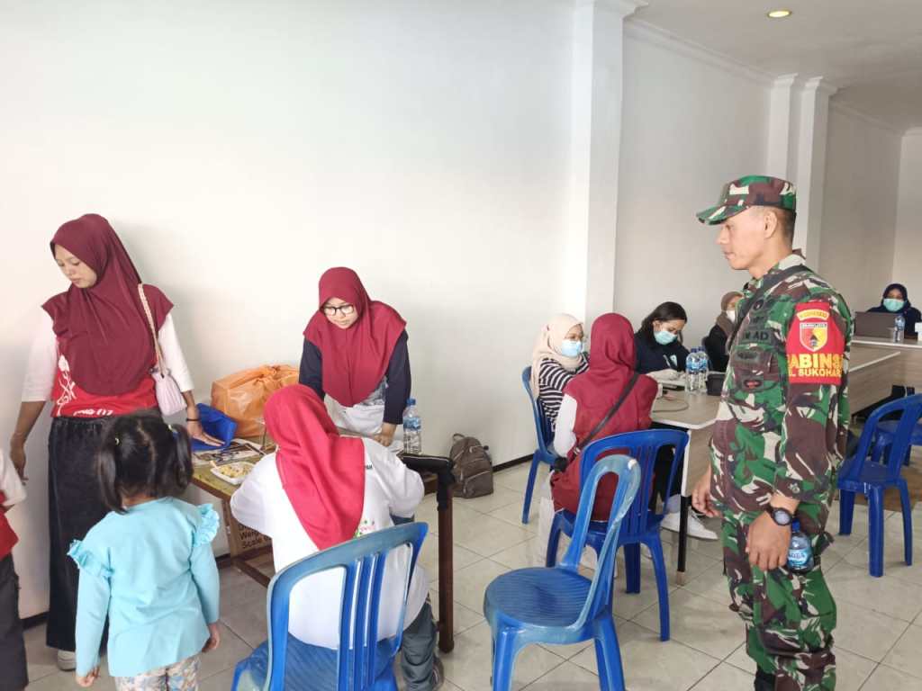 Babinsa Koramil 0833/Klojen Dampingi Pemeriksaan Kesehatan Meriahkan HUT ke-79&nbsp;RI