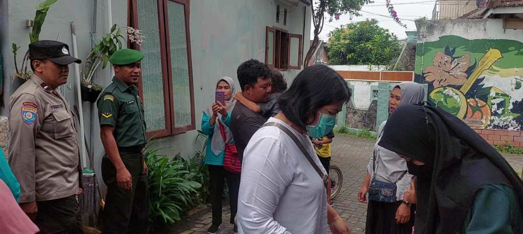 Babinsa Koramil 0833/03 Blimbing Dampingi Pelaksanaan Sweeping Imunisasi&nbsp;Anak