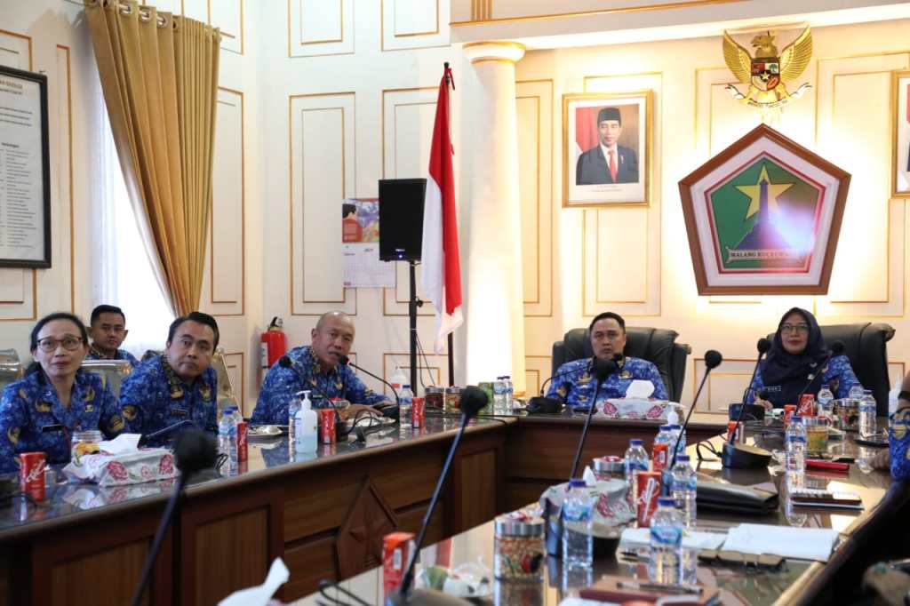 Bantu Pedagang Terdampak Kebakaran Pasar Comboran, Pj. Walikota Malang Instruksikan Penggunaan Anggaran&nbsp;BTT