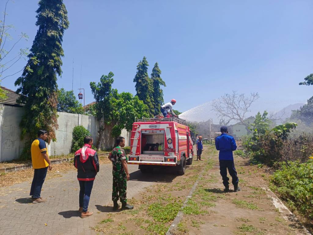 Babinsa Arjowinangun Bantu Cegah Kebakaran Meluas di Wilayah&nbsp;Binaan