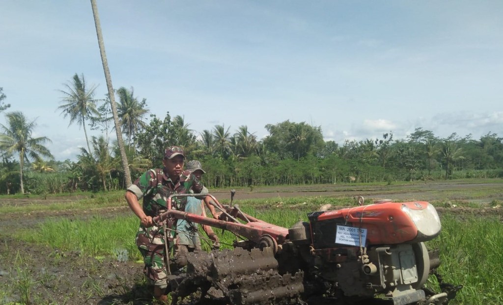 Babinsa Koramil 0833/Kedungkandang Berikan Motivasi Petani dalam Peningkatan Hasil&nbsp;Pertanian